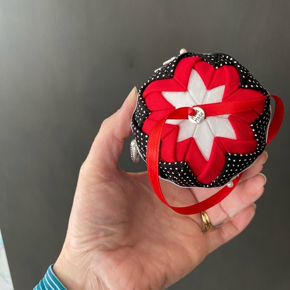 Handcrafted quilt look solid, Nebraska, cornhusker ornament. With gift box - Picture 9 of 9